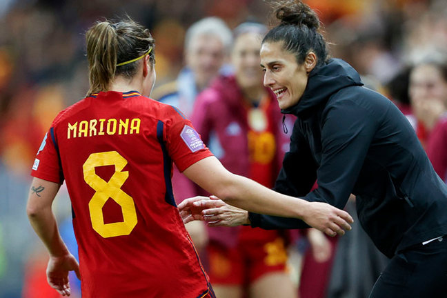 La seleccionadora de España, Montse Tomé (d), celebra con Mariona Caldentey un gol logrado por esta ante Suecia. EFE/ Jorge Zapata