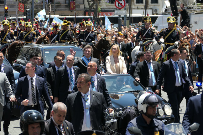 El presidente de Argentina, Javier Milei, realiza un recorrido hasta la Casa Rosada acompañado de su hermana Karina Milei. / Enrique García Medina
