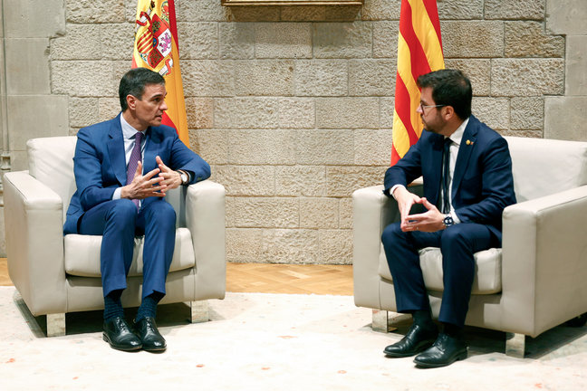 El presidente del Gobierno, Pedro Sánchez, y el presidente de la Generalitat, Pere Aragonès, en el Palau de la Generalitat. / Quique García
