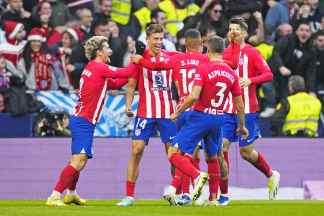 Marcos Llorente (2i) centrocampista del Atlético de Madrid celebra su gol, primero y único de su equipo durante el partido de LaLiga frente al Sevilla. / Borja Sanchez-trillo