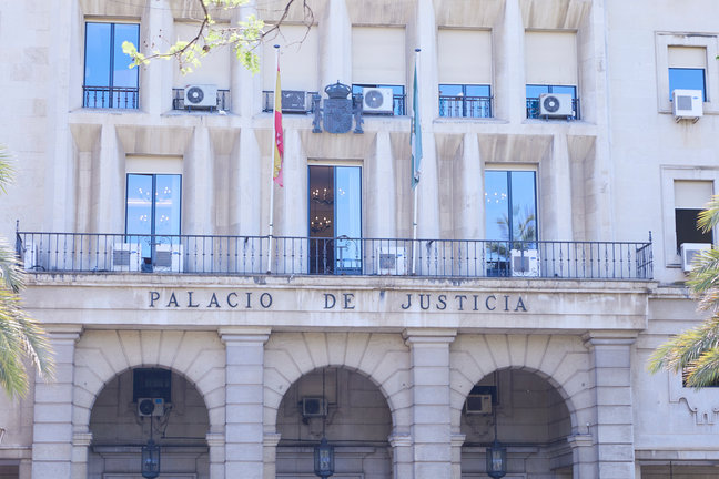Detalle de la fachada principal de la Audiencia Provincial de Sevilla , a 21 de junio de 2022 en Sevilla (Andalucía, España)