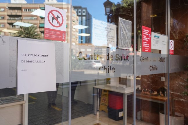 Una cartel que indica el uso obligatorio de la mascarilla en la puerta de un centro de salud. EP / Eduardo Manzana