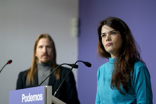 El portavoz de Podemos, Pablo Fernández y la portavoz Isabel Serra, durante una rueda de prensa. EP / A. Pérez Meca