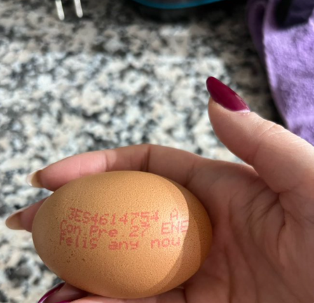 La usuaria muestra el huevo con el mensaje del comercio. / Twitter