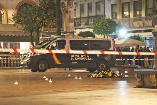 Efectivos sanitarios y policiales tras el atentado en Algeciras en enero de 2023. / Nono Rico
