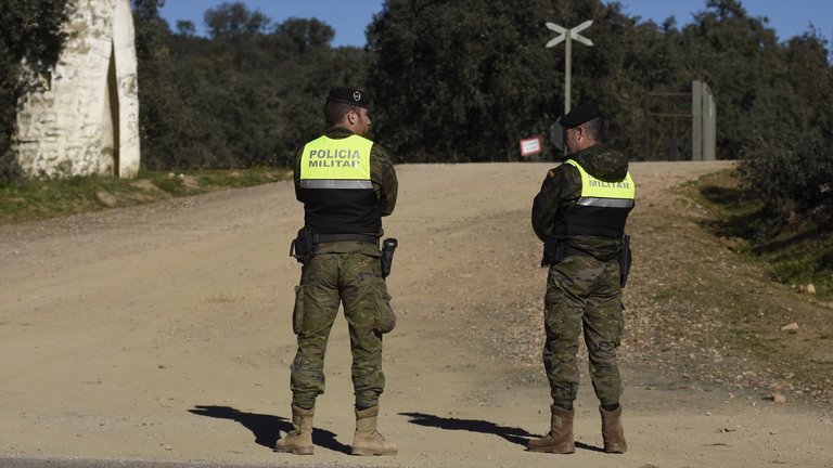 Militares acordonando el lugar donde han sido localizados los dos militares fallecidos en la base de Cerro Muriano. EP / Rafael Madero