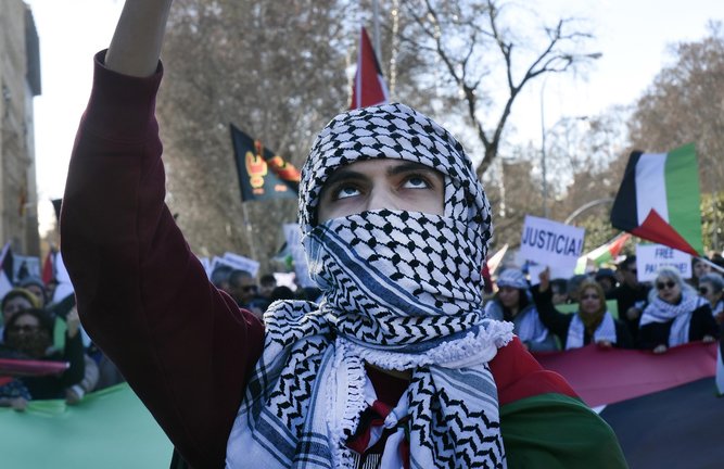 Un manifestante contra la guerra contra Hamás por las cales de Madrid este fin de semana. / R. ZUBELZU