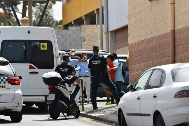 Varios agentes y vehículos de la Policía Local de Ceuta acompañaron, en 2021, a menores no acompañados hacia una furgoneta. Antonio Sempere / Archivo