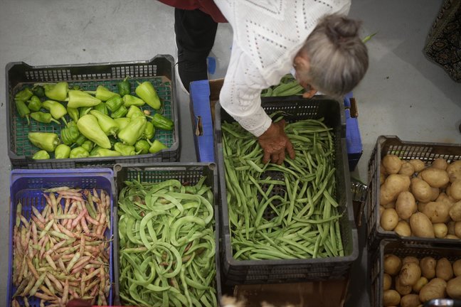 Una persona compra alimentos en un mercado. EP / Carlos Castro / Archivo