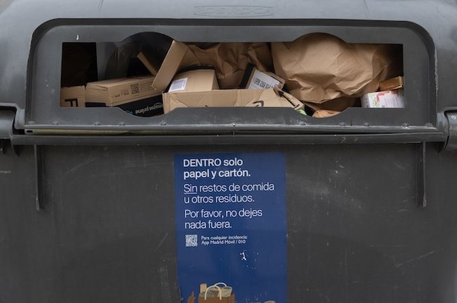 Un contenedor de basura, a 29 de diciembre de 2023, en Madrid (España). El Ayuntamiento de Madrid ha pedido colaboración a la ciudadanía no sacando la basura en Nochebuena, Navidad, Nochevieja y Año Nuevo, debido a que esos días no hay servicio de recogida. Dichas labores se reforzarían los días posteriores a los festivos, con el fin de retirar los residuos generados en las celebraciones. El servicio volverá a la normalidad la noche del próximo 1 al 2 de enero.
29 DICIEMBRE 2023;BASURA;NOCHEVIEJA;CONTENEDOR;NAVIDAD;SERVICIO;MÍNIMO;BASURERO;CAMIÓN;
Eduardo Parra / Europa Press
29/12/2023
