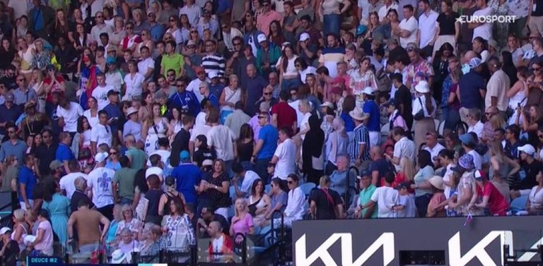 Hombre se desmaya en las semifinales entre Djokovic y Sinner. Foto: Captura de video