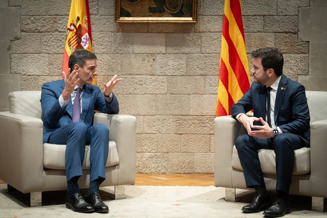 El presidente del Gobierno, Pedro Sánchez (i), y el president de la Generalitat de Catalunya, Pere Aragonès (d). EP / David Zorrakino / Archivo