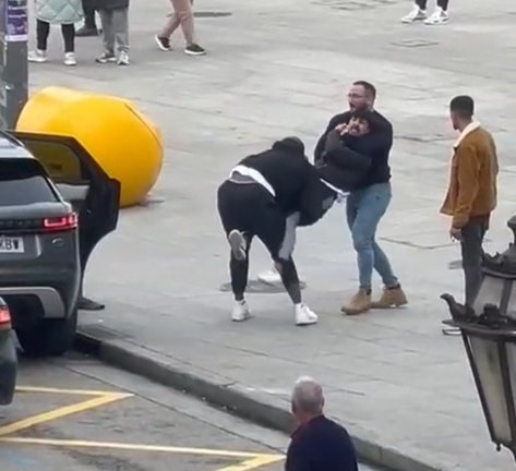 Captura del vídeo en el momento en el que se llevan al joven. / Twitter
