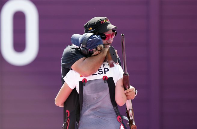 Alberto Fernández abraza a Fátima Gálvez tras ganar el oro en la competición por equipos mixtos de Foso de los Juegos Olímpicos de Tokio. / COE