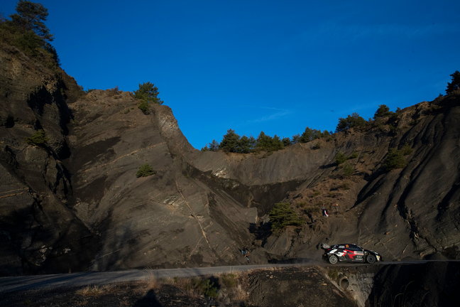 El piloto Elfyn Evans conduce su TOYOTA GR Yaris Rally1 HYBRID durante el día 3 del Rally Monte Carlo. / Nikos Mitsouras