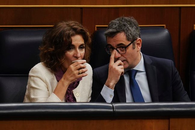 Los ministros María Jesús Montero y Félix Bolaños asisten este martes al pleno extraordinario del Congreso de los Diputados en Madrid que debate la ley de amnistía. EFE / Daniel González