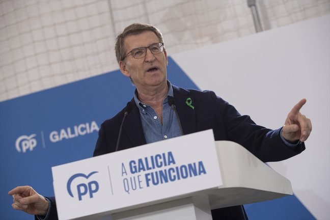 El presidente del PP, Alberto Núñez Feijóo, interviene durante una comida del Partido Popular, en el Pabellón Óscar Pereiro. EP / Adrián Irago