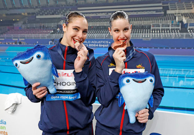 Las española Alisa Ozhogina e Iris Tió posan con la medalla de bronce./ EFE/EPA/MOHAMED MESSARA