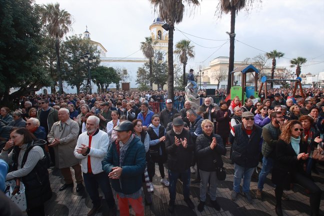Cientos de vecinos se concentran ante el Ayuntamiento de Barbate por la muerte de dos agentes de la Guardia Civil. EP / Rocío Ruiz