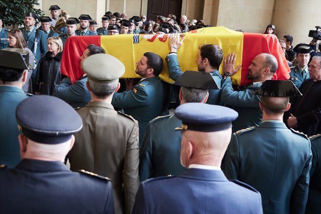 Varios guardias civiles llevan el féretro a la Catedral de Pamplona durante el funeral de uno de los guardias civiles fallecidos en Barbate. EP / Eduardo Sanz