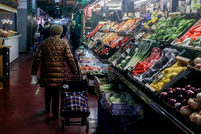 Una mujer realiza sus compras en un mercado. EP / Ricardo Rubio