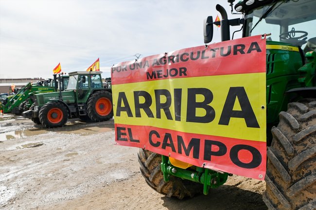 Varios tractores parados ayer tras una manifestación. EP / Rafael Martín