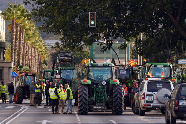 Cientos de agricultores y ganaderos cortan las principales calles en Málaga, Andalucía.//Álex Zea.