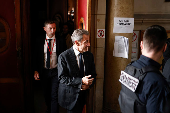 El ex presidente francés Nicolas Sarozy (Centro) abandona el juzgado tras ser condenado a un año de prisión con seis meses suspendidos por el tribunal de apelaciones de París. EFE/EPA/Yoan Valat
