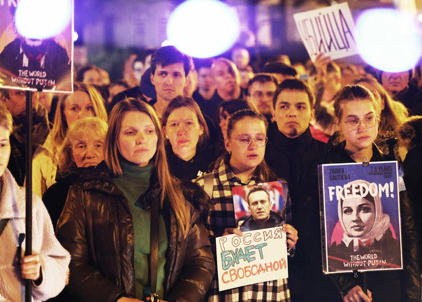 Varias personas salen a la calle en Alemania para protestar por la muerte de Navalni. / ANNA SZILAGYI