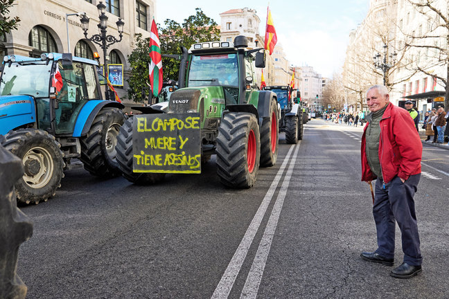 Tractores en una manifestación la semana pasada por las calles del centro de Santander. / J.S