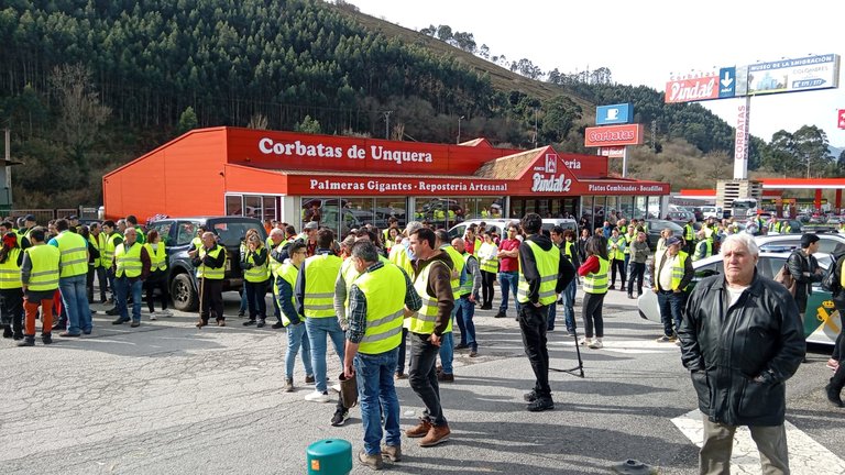 Agricultores y ganaderos se congregan en Unquera, Cantabria, durante una protesta por cambios en el sector agrario. Su determinación y unidad son evidentes mientras exigen reformas legislativas y mejores condiciones para el campo.