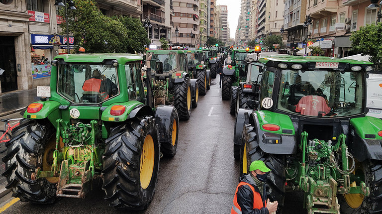 Decenas de tractores en una calle durante una tractorada. EP