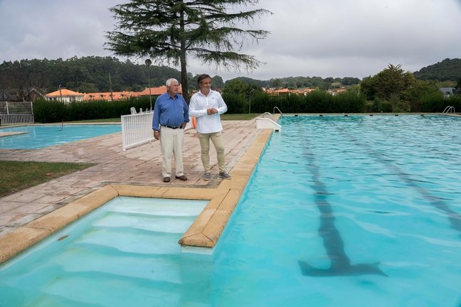 Diego Movellán y Ramón Mazo visitan las piscinas. / Alerta