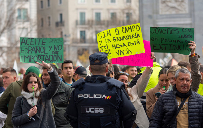 Decenas de personas participaron en manifestación en Madrid el pasado miércoles, portando carteles que ponen en valor el trabajo del campo. / Richard Zubelzu