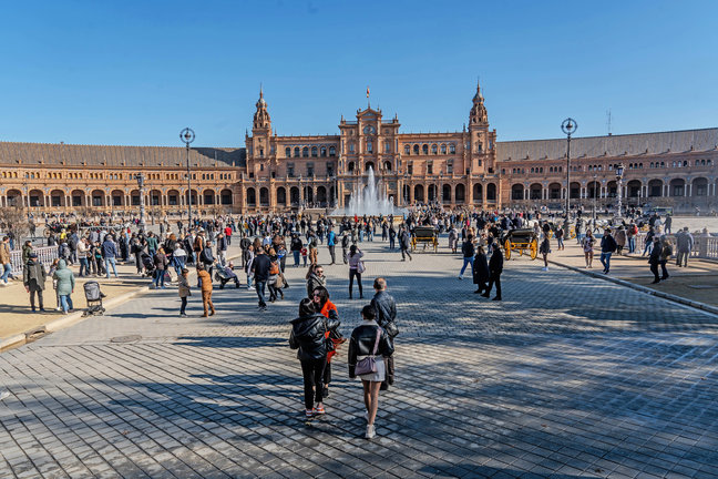 Personas caminan por los alrededores de la Plaza de España, en un día frío. / Eduardo Briones