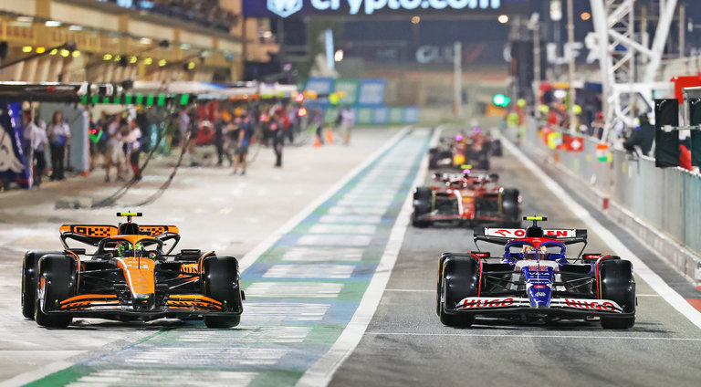 Algunos coches saliendo de los boxes en los entrenamientos libres del Gran Premio de Baréin. / ALI HAIDER