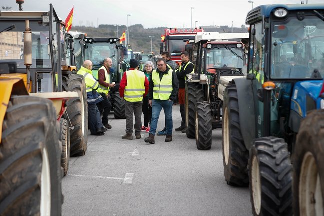 Agricultores y tractores en una manifestación. EP / Carlos Castro
