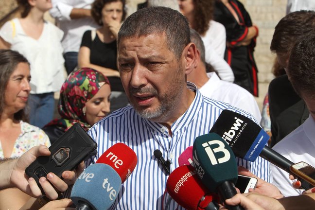 El presidente y fundador de Coalición por Melilla, Mustafa Aberchan, ofrece declaraciones a los medios EP