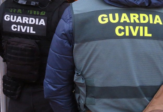 Dos agentes de la Guardia Civil de espalda. / EP