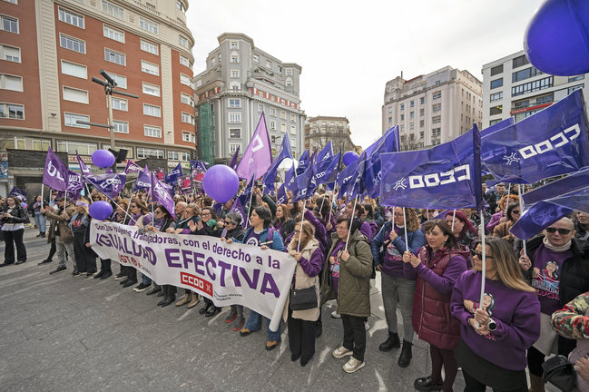 Concentración en Santander por los derechos de la mujer con motivo del 8M, Día Internacional de la Mujer, este viernes en Santander. / Pedro Puente Hoyos