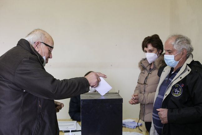 Un hombre mayor acude a votar en un colegio electoral del Alto Duero portugués. EP / Archivo