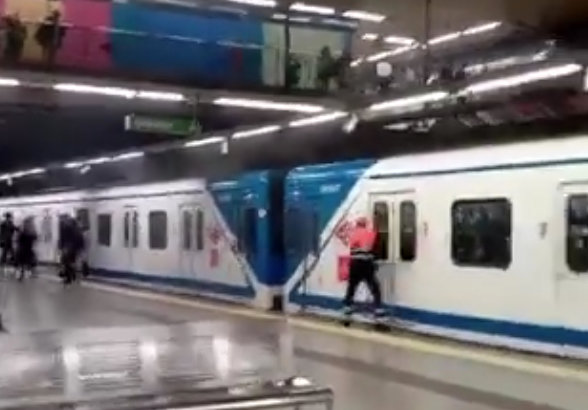 Captura del video que circula por redes sociales sobre el momento del desalojo de la estación. / JoelSoriaMusic