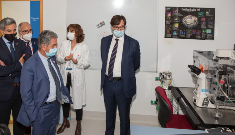 El expresidente de Cantabria, Miguel Ángel Revilla, junto con Pablo Zuloaga, Salvador Illa, y Miguel Rodríguez, realizan una visita al Hospital Valdecilla en 2020. / ALERTA