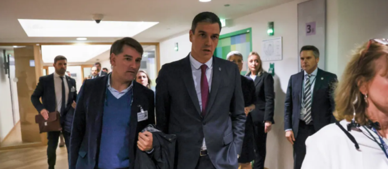 Sánchez camina junto a su asesor económico, Manuel de la Rocha. / EFE