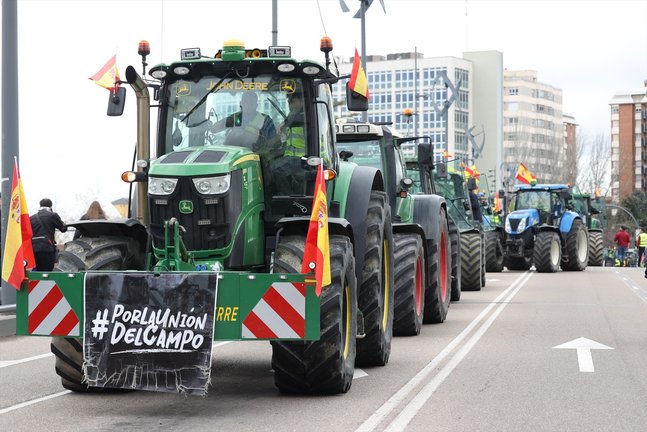 Varios tractores durante una nueva jornada de protestas de agricultores y ganaderos. EP / Claudia Alba