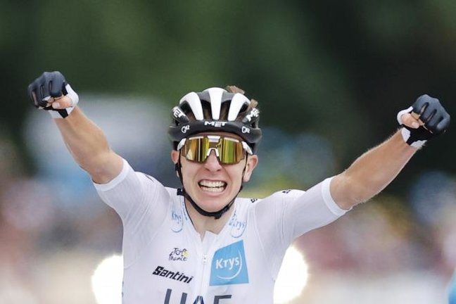 Pogacar celebra su victoria en la sexta etapa del Tour de Francia 2022. / EFE