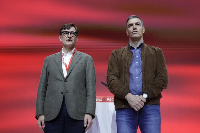 El secretario general del PSOE y presidente del Gobierno, Pedro Sánchez (d), y el primer secretario del PSC, Salvador Illa (i). EP / Kike Rincón