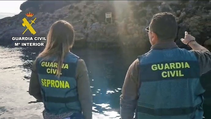 Dos agentes de la Guardia Civil en Cantabria contra el furtivismo, evidenciando el compromiso constante con la protección del medio ambiente y la fauna de la región, tras la detección y denuncia de cuatro pescadores ilegales.