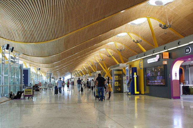 Varias personas en la terminal T4 del aeropuerto Adolfo Suárez Madrid-Barajas. EP / Jesús Hellín