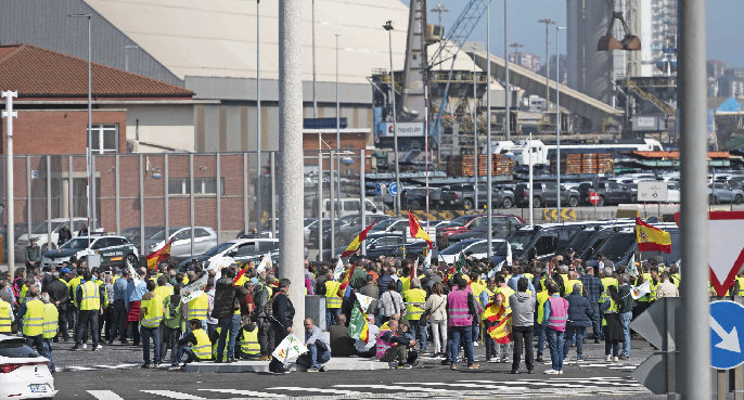 Cientos de agricultores de Castilla y León y La Rioja protestan en uno de los accesos al Puerto de Santander. / Pedro Puente Hoyos